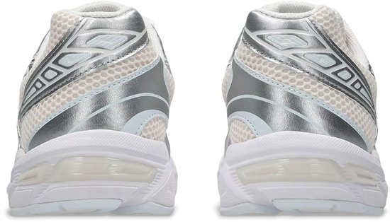 Achterkant van witte Asics Gel-1130 sneakers met zilverkleurige details en transparante hiel.