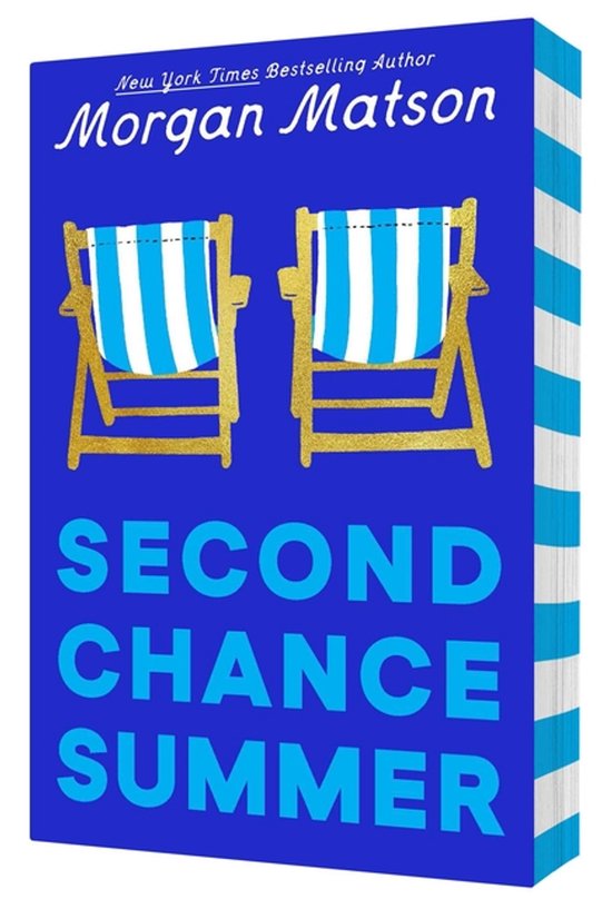 Boekcover 'Second Chance Summer' van Morgan Matson met twee blauw-wit gestreepte strandstoelen op een kobaltblauwe achtergrond.