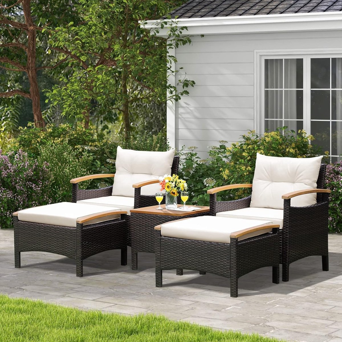 Rotan Tuinset 5-delig 64x60x74 cm met Acaciahouten Tafel, 2 Stoelen & 2 Krukken – Weerbestendige Balkonset met Kussens voor Tuin, Terras & Balkon – Bruin/Crèmewit – Laura