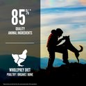 Orijen Whole Prey Diet zak hondenvoer met 85% dierlijke ingrediënten en een afbeelding van een persoon met een hond.