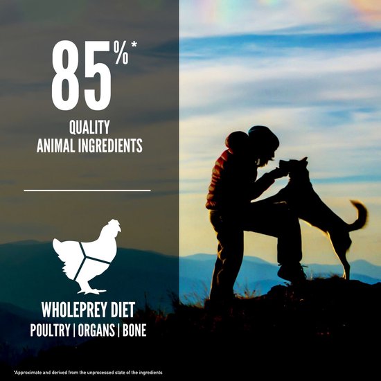 Orijen Whole Prey Diet zak hondenvoer met 85% dierlijke ingrediënten en een afbeelding van een persoon met een hond.