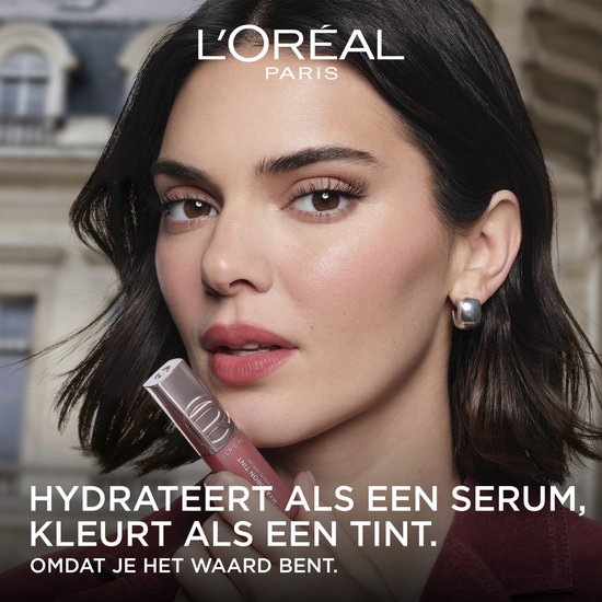 Model met L'Oréal Paris Hyaluron Tint Lipstain in kleur 640 Tea Time.
