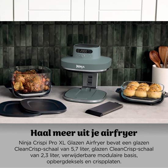 Grijze Ninja airfryer op aanrecht met 2 glazen schalen met eten. Eén met kip en groenten, één met broodjes. Tekst: Haal meer uit je airfryer.