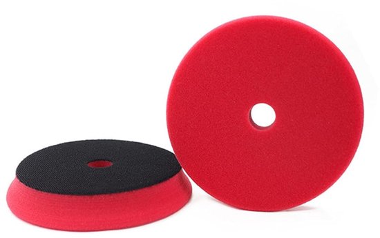 Twee ronde rode polijstpads met een centraal gat. Eén pad ligt plat en heeft een zwarte klittenband achterkant.