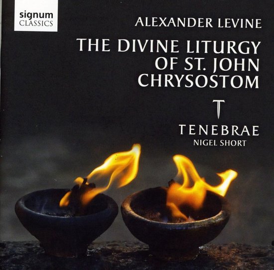 CD-hoes met de titel 'THE DIVINE LITURGY OF ST JOHN CHRYSOSTOM'. Twee potten met vlammen op de voorgrond tegen een donkere achtergrond.