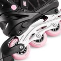 Zwarte skeelers met roze wielen, witte schacht en "PUSH"-knop voor maatverstelling.
