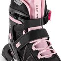 Detail van zwarte en roze skeelers met klittenband, roze veters en gespen.
