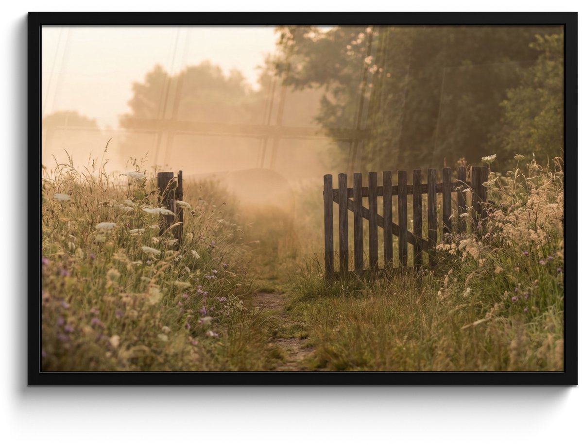 FrameYourWall Poster in lijst - Fotolijst 90x60 cm - Posters - Hek - Natuur - Mist - Veld - Posterlijst zwart - Decoratie - Wanddecoratie woonkamer - Muurdecoratie slaapkamer