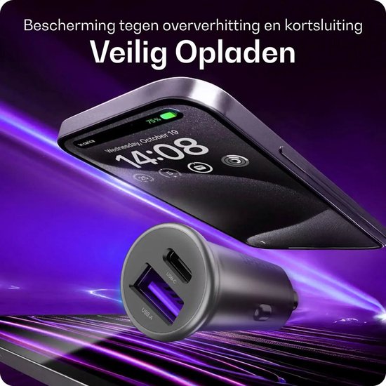 Donkergrijze autolader met USB-C en USB-A poorten, naast een smartphone die veilig oplaadt. Bescherming tegen oververhitting en kortsluiting.