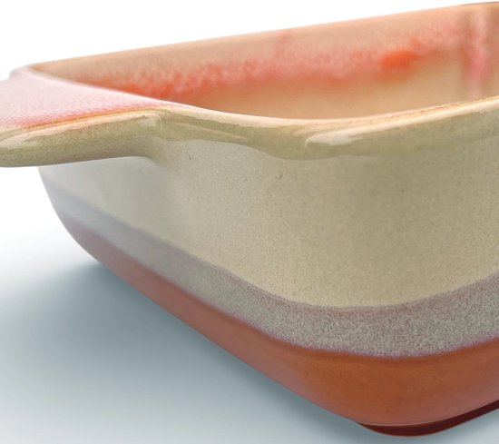 Crème- en oranjekleurige ovenschaal met een gestreepte textuur en handvatten.