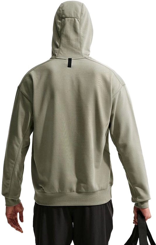 Achterkant van de olijfgroene Nike Pro hoodie met capuchon en een zwarte detailstreep in de nek.