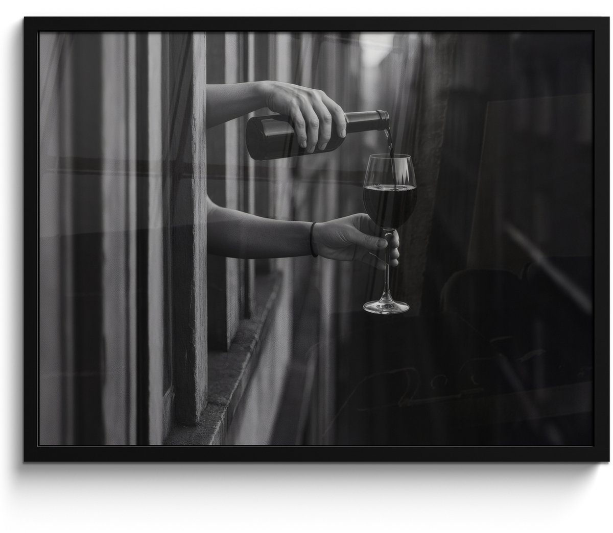 FrameYourWall Poster in lijst - Fotolijst 70x50 cm - Posters - Wijnfles - Glas - Handen - Raam - Posterlijst zwart - Decoratie - Wanddecoratie woonkamer - Muurdecoratie slaapkamer Wijn - Fles
