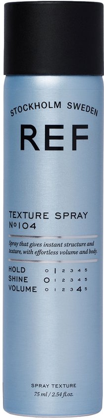 Blauwe sprayfles met zwarte dop, met de tekst 'REF STOCKHOLM SWEDEN TEXTURE SPRAY N°104'.