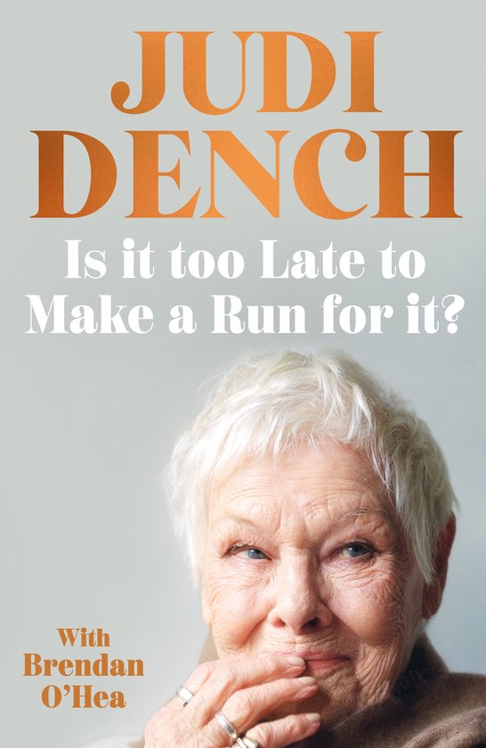 Boekhoes met Judi Dench, met de tekst 'JUDI DENCH Is it too Late to Make a Run for it? With Brendan O'Hea'.