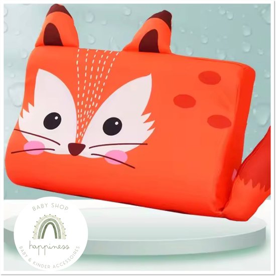 Coussin orange en forme de renard avec des détails blancs et oranges et de jolies taches rouges.