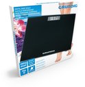 Doos van een zwarte Grundig digitale personenweegschaal met bloemen en een vrouw.