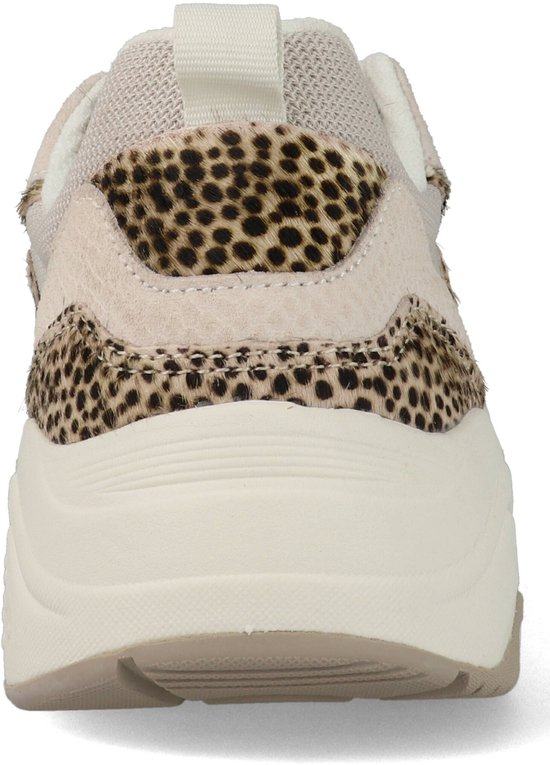 Vooraanzicht van een off-white sneaker met luipaardprint en slangenprint details.
