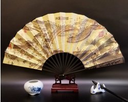 WK Traditionele Chinese Waaier – “Langs de rivier tijdens het Qingming-festival” – 33,5 cm – Zijden Waaier met Bamboe en Houten Standaard – Oosterse Wanddecoratie voor Huis of Kantoor