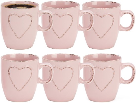 Ensemble de six tasses à café en céramique rose pâle, chacune avec une décoration en relief en forme de cœur vieilli. Une tasse est remplie de café.