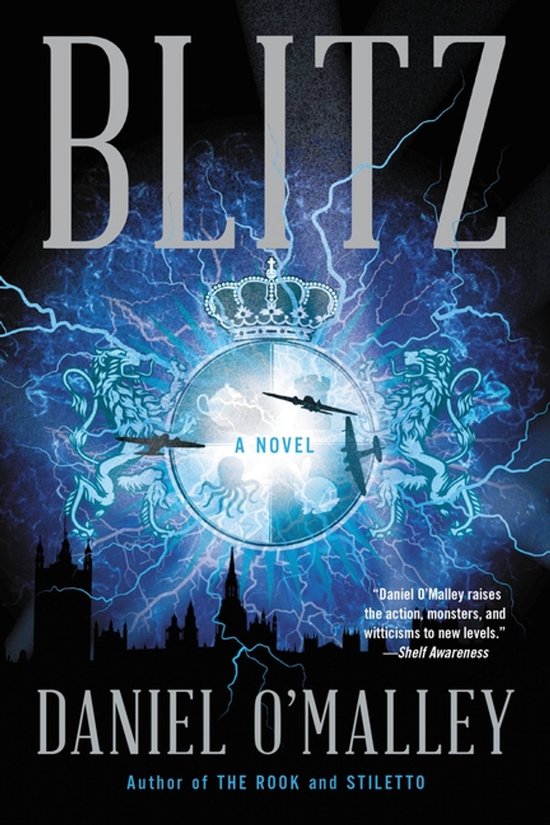 Boek kaft met de titel BLITZ, een roman van Daniel O'Malley. De kaft toont vliegtuigen en een klok met de Britse vlag, omringd door bliksem.