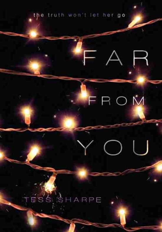 Boekcover met de titel "Far From You" tegen een donkere achtergrond met kerstverlichting.