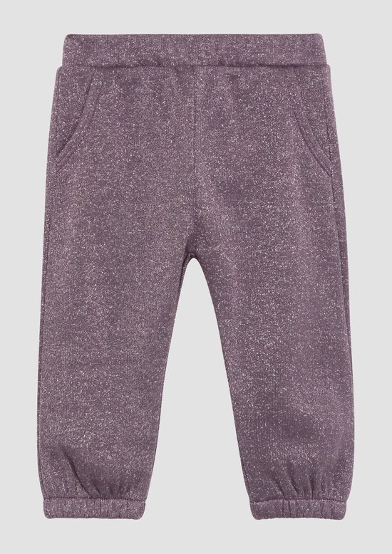 Paarse glinsterende trainingsbroek met elastische tailleband, steekzakken en boorden onderaan de pijpen.