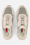Bovenkant van crème leren sneakers met beige suède, mesh en gouden details.
