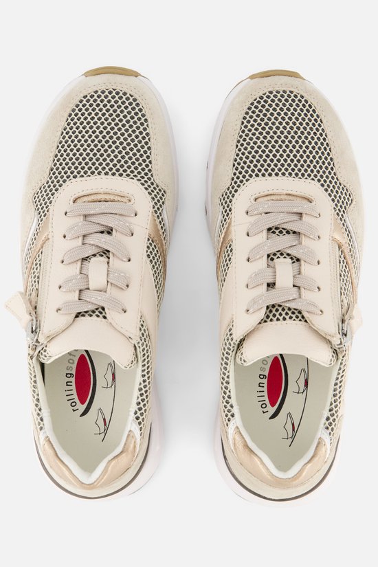 Bovenkant van crème leren sneakers met beige suède, mesh en gouden details.