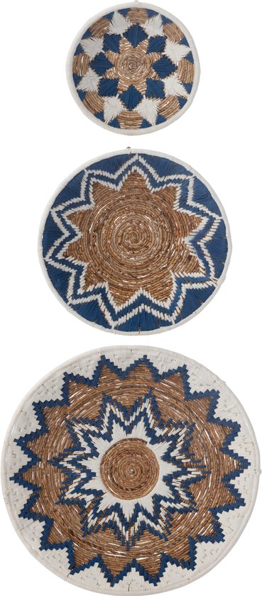 Drie ronde wandborden van riet met patronen in donkerblauw en wit. Drie maten.