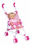 Poppenbuggy met roze stoeltje met patronen, waarin een pop met blond haar en roze kleding zit.