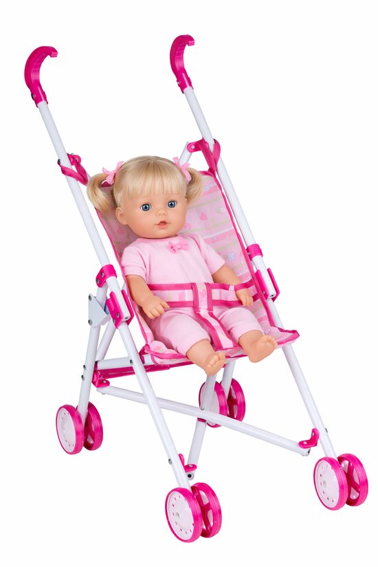 Poppenbuggy met roze stoeltje met patronen, waarin een pop met blond haar en roze kleding zit.