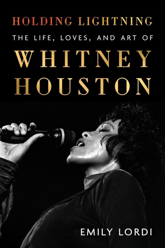 Boek 'Holding Lightning: The Life, Loves, and Art of Whitney Houston' met een foto van Whitney Houston die zingt.