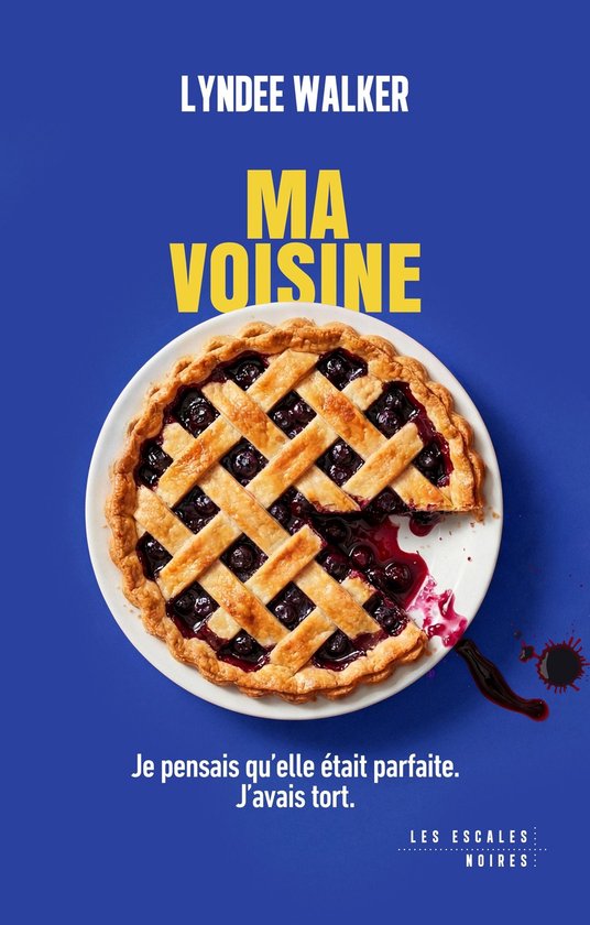 Couverture de livre : tarte aux cerises en treillis sur fond bleu avec une tache de sang et le titre 'MA VOISINE'.