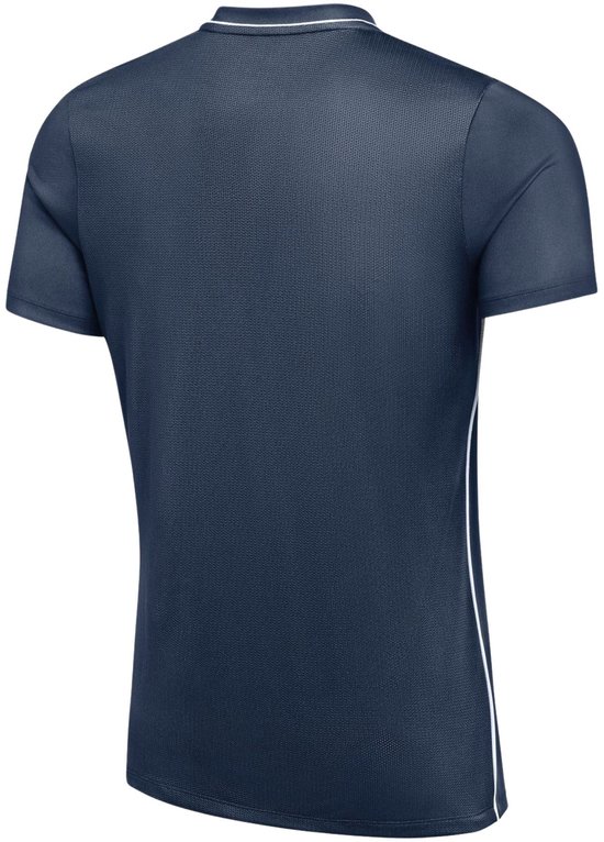 Donkerblauw sportshirt van Nike, de achterkant toont de mesh textuur en witte biezen aan de zijkant.