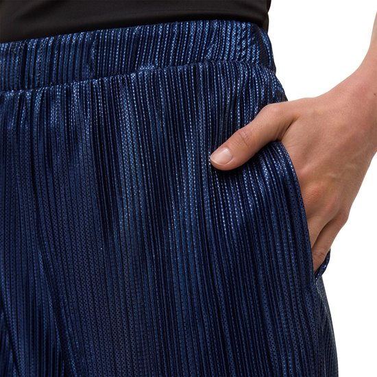 Donkerblauwe, glanzende broek met plooien en een elastische tailleband. Hand in de steekzak.