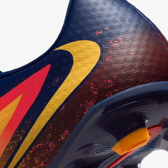 Close-up van de zijkant van een gele Nike voetbalschoen met een gele Swoosh.