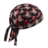 Zwarte bandana met piraten schedel en sabel print, opgestoken met strikjes aan de zijkant.