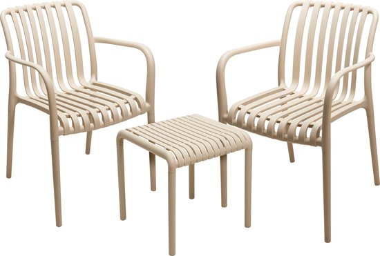 Twee beige tuinstoelen met een bijzettafel ertussen, allen met rietachtig design.