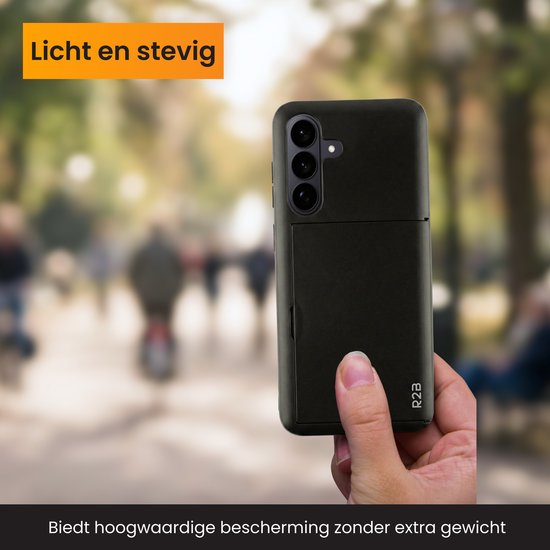 Coque de téléphone noire avec porte-cartes, tenue à la main, avec un arrière-plan flou.