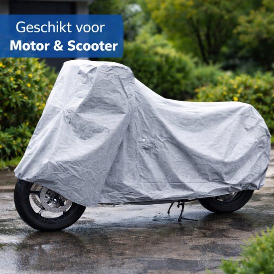Zilverkleurige motorhoes op een natte oprit, met de tekst 'Geschikt voor Motor & Scooter'.