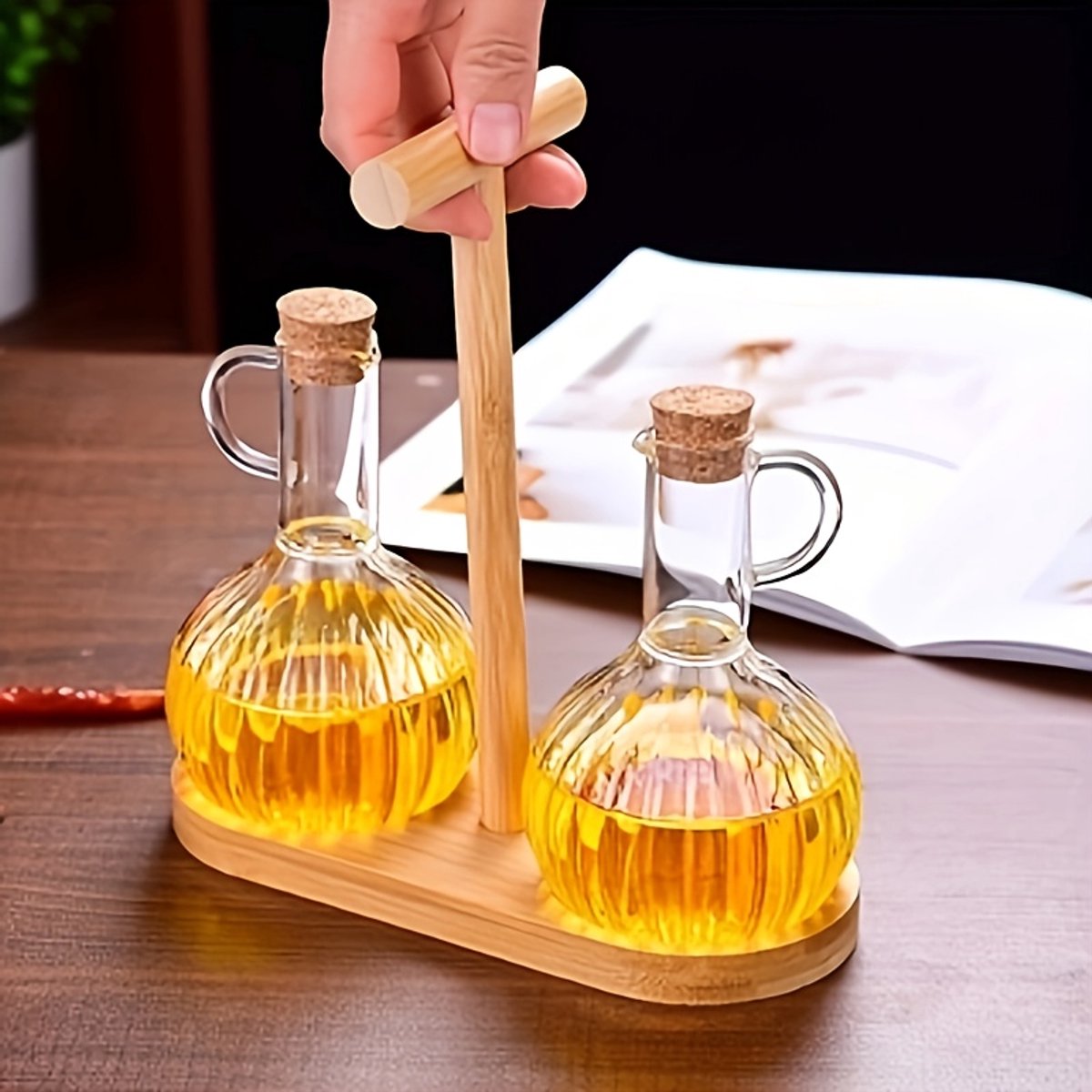 - delige Verticale Korrel Kor ken Oliepot met Hoog Borosilicaat Olie, Keukenbenodigdheden Vloeibare Kruidenfles- Saus- en Azijnolie Fles, Retro Oliepot - Oliepot Set (2 Oliepotten + Houten Standaard)