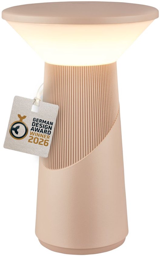 Lampe de table taupe avec motif côtelé, large abat-jour et étiquette "German Design Award Winner 2026".