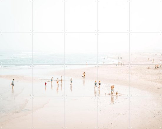 Vue d'une plage ensoleillée avec la mer et des gens qui jouent, affichée sur une décoration murale.