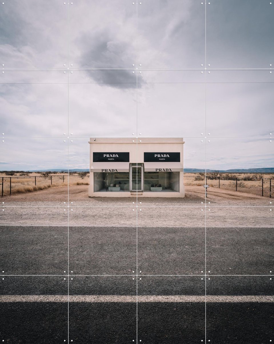 IXXI Prada Marfa, Tristan Zhou - 80 x 100 cm - Gratis ophangtool - Grote wanddecoratie en posters - Minimalisme, Fotografie, Gang, Mancave, Woonkamer