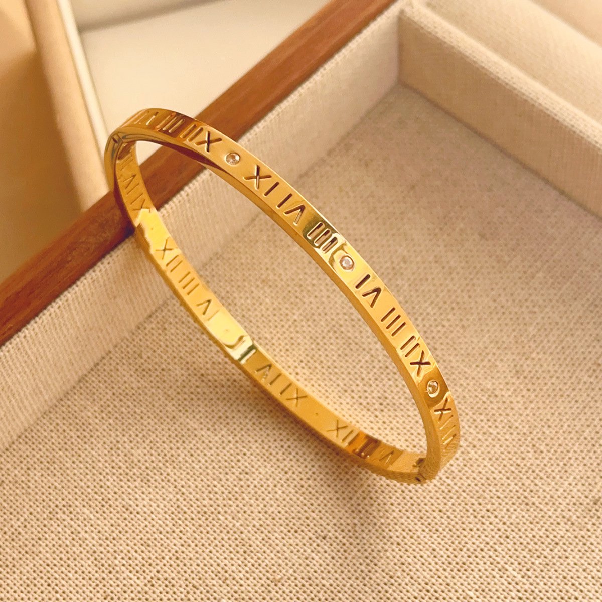 Glintweave – Roestvrijstalen Bangle Armband met Romeinse Cijfers & Zirkonia – 18K Verguld – Dames – Goud