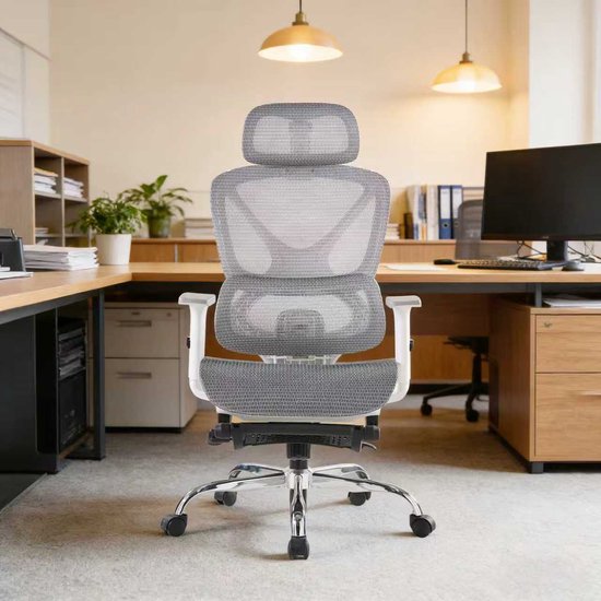 Grijze ergonomische bureaustoel met verstelbare hoofdsteun en armleuningen, in een kantooromgeving.