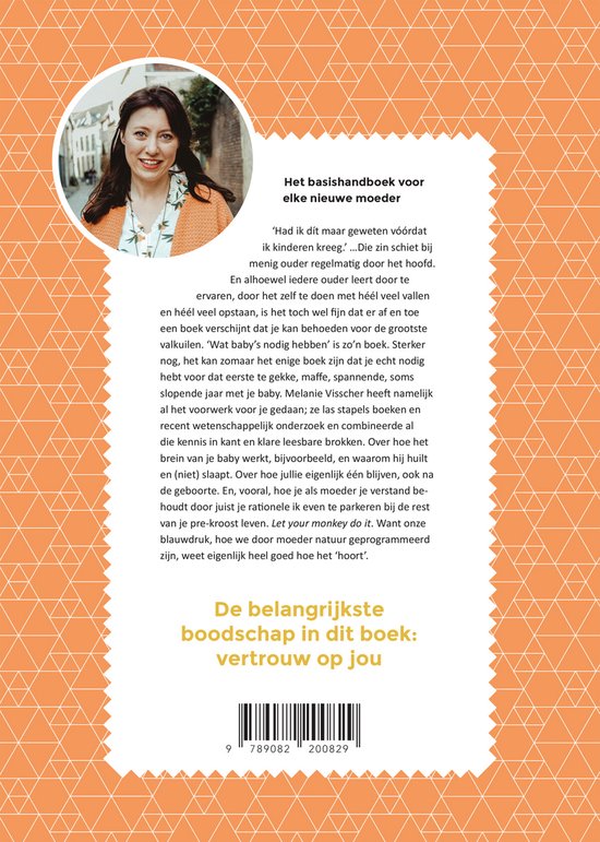 Een vrouw met bruin haar, staand, lacht naar de camera. Ze draagt een beige gebreide jas over een blouse met bloemenprint.