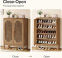Collage van gesloten en open houten schoenenkast met lamellendeuren, gevuld met schoenen.