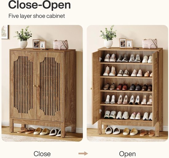 Collage van gesloten en open houten schoenenkast met lamellendeuren, gevuld met schoenen.