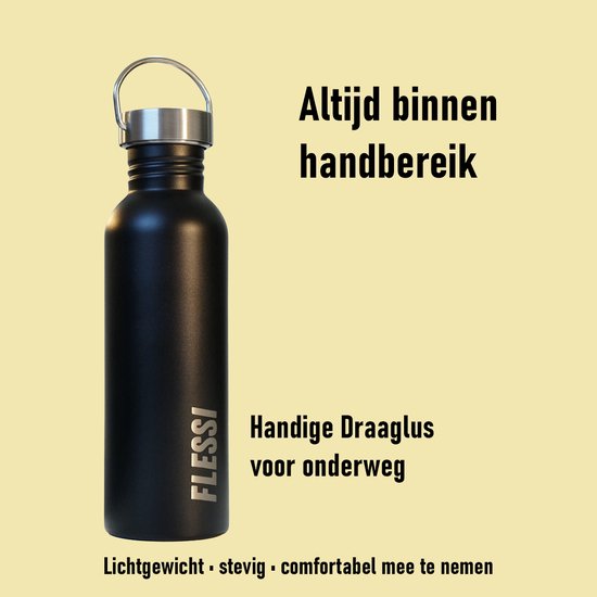 Zwarte Flessi drinkfles met metalen dop en draagring. Tekst: Altijd binnen handbereik. Handige draaglus voor onderweg. Lichtgewicht, stevig, comfortabel mee te nemen.
